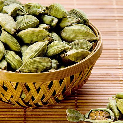 Il Cardamomo si presenta sotto forma di piccoli frutti verdi che contengono al loro interno dei semi neri, i veri responsabili dell'aroma e del sapore della spezia.