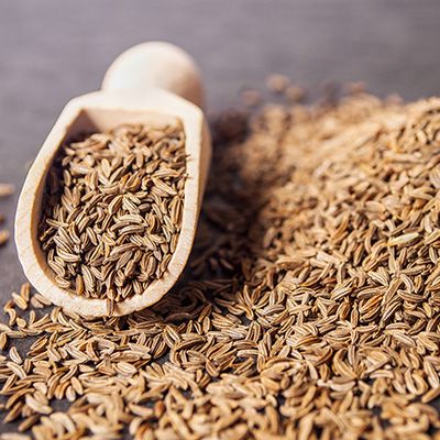 Il Cumino ha la forma di piccoli semi allungati. Le sue proprietà sono principalmente digestive, mentre il gusto è intenso, per cui si consiglia di usarlo con moderazione per non alterare eccessivamente il sapore dei piatti.