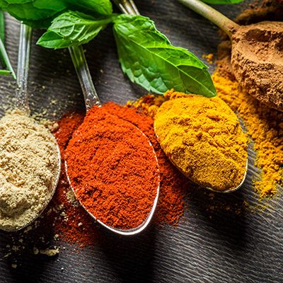 Una parentesi d'obbligo va aperta per il Curry. Non tutti sanno che questa spezia è in realtà una miscela di tante spezie come curcuma, cardamomo, zenzero, anice, cannella ecc. Al suo interno variano alcune spezie e le loro quantità e, di conseguenza, le proprietà delle singole spezie.