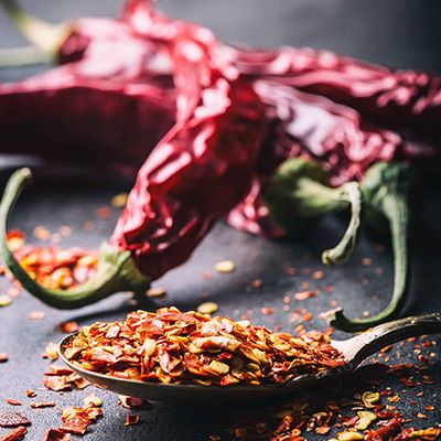 Come accade con il pepe nero, nel Peperoncino la sostanza che ci fa percepire il gusto piccante è la capsaicina.