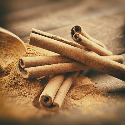 La Cannella ha proprietà anti-infiammatorie, è energizzante e aiuta il partizionamento glucidico, ovvero regola gli zuccheri nel sangue.