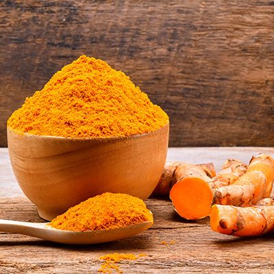 La Curcuma, dal colore aranciato, ha proprietà cicatrizzanti, digestive, diuretiche e disintossicanti.
